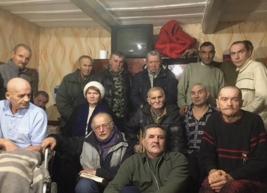 проповедь и пение в новом здании приюта