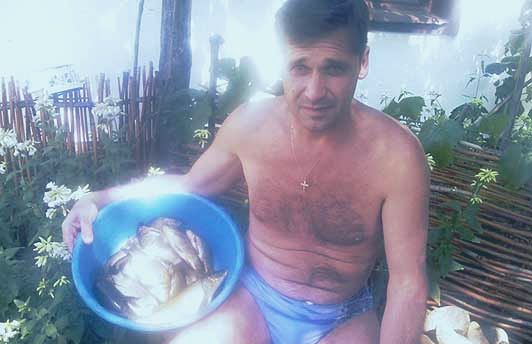 Комсорг Вася собирает взносы. Свежими карасями
